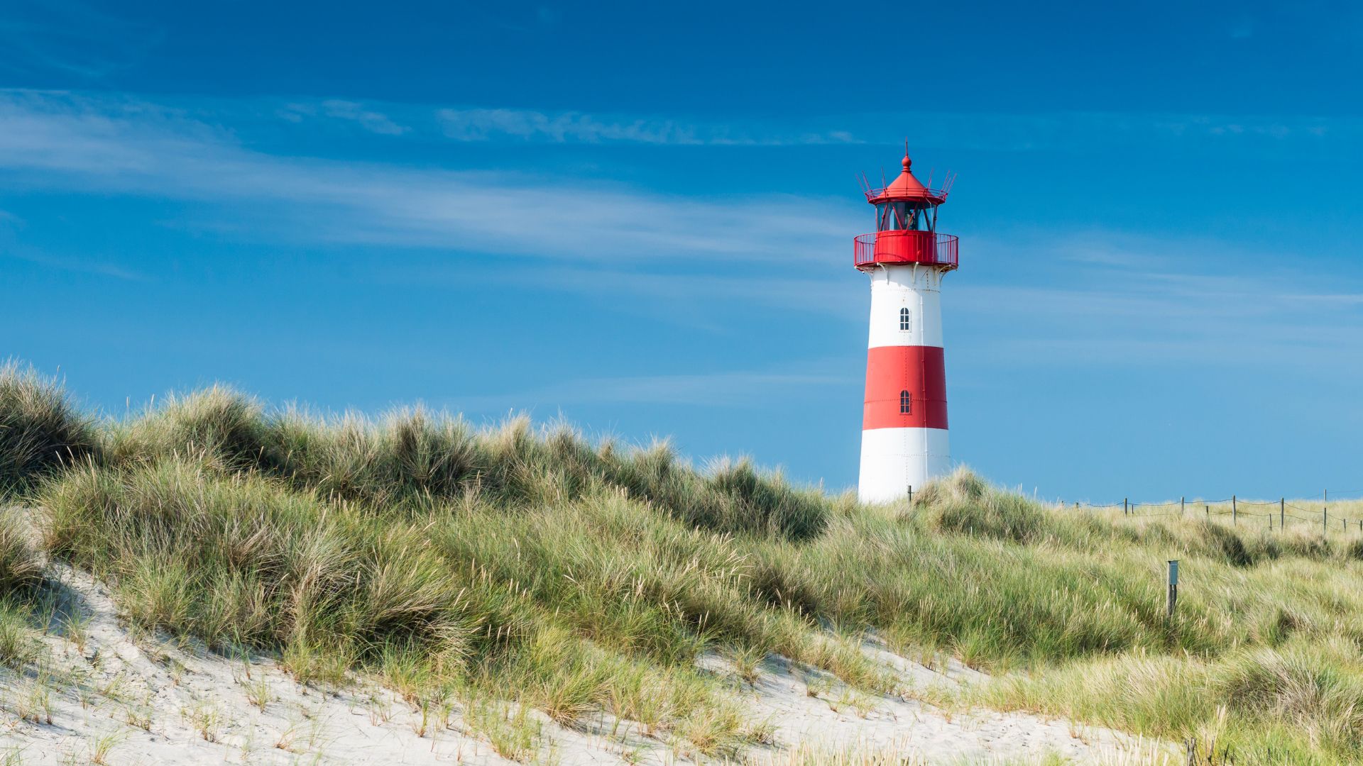 Leuchtturm bei Dämmerung – Symbol für Orientierung und Sicherheit in der Wirtschaftsprüfung